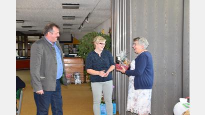 Bild: Stadt Schönsee/exb
Monika Gebhard (rechts) hat die Klöppel-Kunst mehr als 30 Jahre lang geprägt. Jetzt wurde sie von Bürgermeister Reinhard Kreuzer (links) und Sandra Klein verabschiedet.