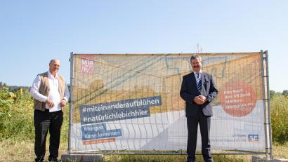 Bild: Fabian Bernklau/exb 
Josef Wittmann und Bernhard Werner (von links) machten sich ein Bild von der Blühfläche in Schwandorf.