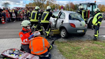 Bild: omu
Verkehrsunfall mit verletzten Personen, mit HVO, RTW und Notarzt vor Ort, sowie Fahrzeugöffnung hieß es nachmittags zur Schauübung auf dem Gelände der Flosser Feuerwehr. Dazu folgten fachkundige Erklärungen durch den Einsatzlautsprecher. Die Bevölkerung war sichtlich angetan von den mannigfaltigen Einsatzspektrum der Feuerwehr.