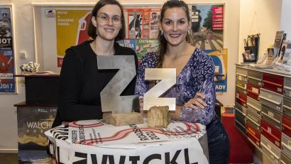 Bild: Hösamer
Initiatorin Anne Schleicher (rechts) und Moderatorin Kerstin Scherl präsentieren das "Zett". Der Dokumentarfilmpreis wird am 31. Oktober (20 Uhr) im ehemaligen Metropolkino in Schwandorf verliehen.