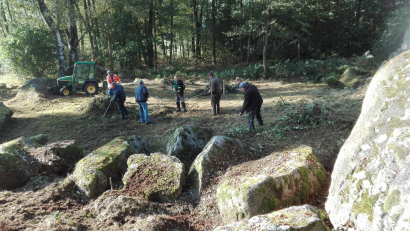 Bild: sl
Mit Vorsitzenden Michl Schwabl machten sich viele fleißige Helfer ans Werk und säuberten in ihrer Freizeit das Natrudenkmal.