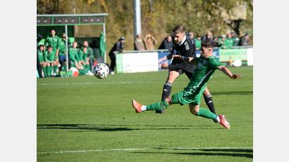 Bild: Andreas BrÜckmann
Manuel Geiger zieht ab, der Abtswinder Kevin Steinmann versucht zu blocken. Die DJK Ammerthal gewann nach einem Doppelschlag in den Schlussminuten noch mit 3:2.