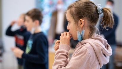 Bild: Matthias Balk
Schüler einer Grundschule testen sich im Unterricht. In Amberg- und Amberg-Sulzbach ist die Inzidenz der Kinder und Jugendlichen am höchsten.