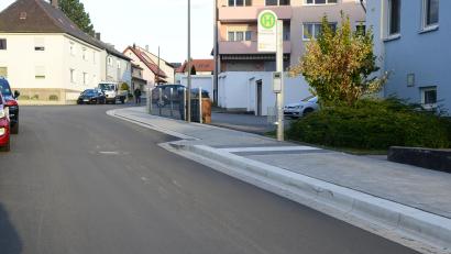 Bild: bey
Der Ausbau der Blütenstraße ist nach achtmonatiger Bauzeit abgeschlossen. Zur Maßnahme gehörte auch die Anlegung eines Gehweges, der im Bereich der Bushaltestelle angehoben ist, um den Fahrgästen das Einsteigen in den Linienbus zu erleichtern.