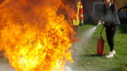 Bild: Feuerwehr Schwarzenbach/exb
Die Feuerwehr Schwarzenbach demonstrierte verschiedene Brandklassen und deren Bekämpfung.