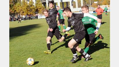 Bild: heh
Die Tirschenreuther Lukas Schön (von links), Tobias Siegert und Johannes Klinger werden von Markus Walberer (Lorenzreuth) verfolgt. Am Ende trennten sich beide Teams 3:3.