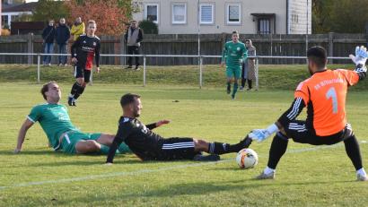 Bild: gb
Der SV Mitterteich verlor am Samstag das Heimspiel gegen den TSV Neudrossenfeld mit 0:3. In dieser Szene verhindern Torwart Mert Selvi und Samuel Stauber einen Treffer von Gregor Graf von Westphalen (links).