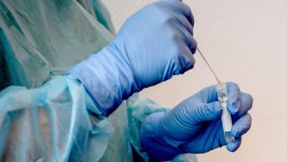 Symbolbild: Britta Pedersen/dpa
Ein Arzt macht einen Abstrich für einen Corona-Test. Am Freitag gab es vier positive Corontests im Landkreis Tirschenreuth.