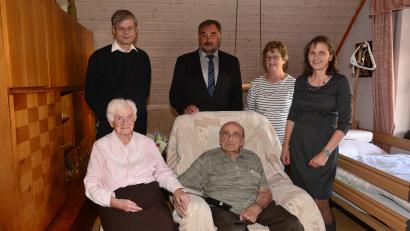 Bild: bey
Anna Bergler, bekannt als "Kappl Annerl" feierte am Samstag ihren 90. Geburtstag gemeinsam mit Ehemann Alfons und Tochter Lucia (rechts). Zum Geburtstag gratulierten Pfarrer Norbert Götz, Bürgermeister Josef Beimler und Gerlinde Müller für den Pfarrgemeinderat (hintere Reihe, von links)