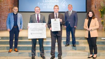 Bild: Hauke Seyfarth/exb
Bei der Verleihung der Staatspreise für Dorferneuerung und Baukultur wurde das denkmalsgeschützte Hüthäusl in Kleinschönbrunn von Staatsministerin Michaela Kaniber (rechts) ausgezeichnet. In München dabei (von links): Baudirektor Kurt Hillinger, Bürgermeister Uwe König, Bauherr Andreas Götz und Bürgermeister a.D. Norbert Bücherl.