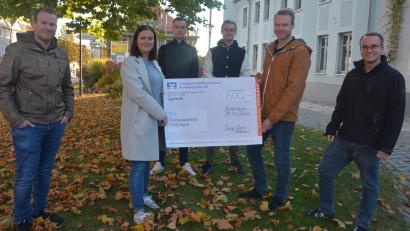 Bild: jr
Mit einer 800-Euro-Spende überraschte die Junge Union Mitterteich die Nachbarschaftshilfe und deren Leiterin Christiane Bleistein. Unser Bild zeigt die Spendenübergabe am herbstlichen Oberen Marktplatz.(von links) mit Florian Krieglsteiner, Christiane Bleistein, JU-Geschäftsführer Lukas Hampel, Thomas Hecht, JU-Vorsitzender und Stadtrat Christoph Hampel, sowie Fabian Weinberger.