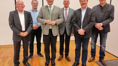 Bild: Herbert Vogl/exb 
Der bisherige Vorsitzende Ernst Bräutigam, Vorstand Herbert Werner, Landrat Thomas Ebeling, Aufsichtsratsvorsitzender Arnold Kimmerl, dessen Stellvertreter Bernhard Werner und Vorstand Hans Prechtl arbeiten an der Umsetzung der Energiewende im Landkreis Schwandorf (von links).