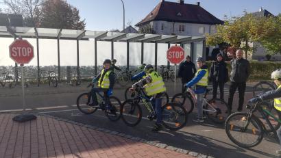 Bild: lwa
Die neuen Verkehrszeichen kamen schon bei der praktischen Ausbildung der Jugendverkehrsschule an der Grundschule Tirschenreuth zum Einsatz.