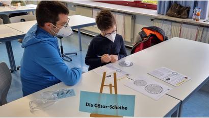 Bild: Realschule im Stiftland/exb
Bei einem MINT-Tag konnten Kinder in Begleitung ihrer Eltern allerhand ausprobieren.
