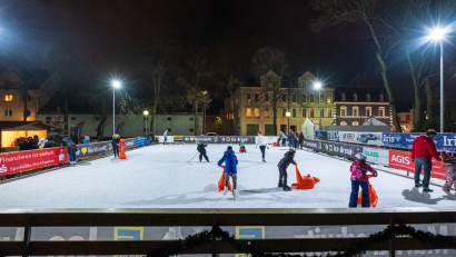 Archivbild: Stadt Marktredwitz/exb
Auf einer Fläche von 300 Quadratmetern bietet die Eisbahn ein einzigartiges Wintervergnügen für Groß und Klein bei freiem Eintritt.