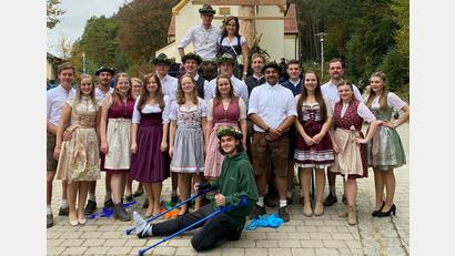 Bild: Daniel Lehner/exb
Die Seugaster Kirwapaare mit ihrem neuen Oberkirwapaar Sandra Schönberger und Fabian Prösl.