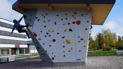Bild: Eger
Der Boulderwürfel am Wiesauer Berufsschulzentrum bildet den Mittelpunkt der Begegnungsstätte Sport.