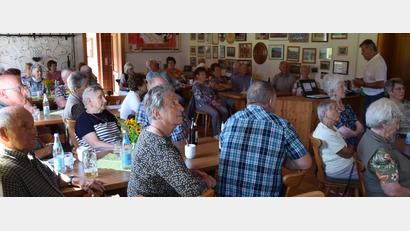 Bild: bö
Altbürgermeister Gerhard Schärl (stehend) erzählt beim Seniorennachmittag aus seiner Zeit als Bürgermeister in Hohenburg.