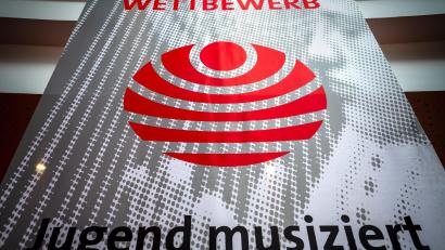Bild: Sina Schuldt/dpa
«Bundeswettbewerb Jugend musiziert» steht auf einem Plakat im Metropol Theater. Der Musikförderwettbewerb wird 2022 wieder in Präsenz ausgetragen.