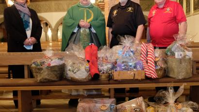 Bild: do
Elf Geschenkkörbe für Bedürftige im Einzelwert zwischen 25 und 125 Euro übergeben die "Knight-Vertreter" David W. Brown und James P. Federline an Stadtpfarrer Thomas Jeschner und Pfarrgemeinderatssprecherin Anja Hubmann (von rechts).