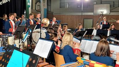 Bild: lg
Reich an Einfällen und Dynamik präsentierte der Kolping-Spielmannszug zum 50-jährigen Gründungsjubiläum ein mitreißendes Konzert in der Mehrzweckhalle.