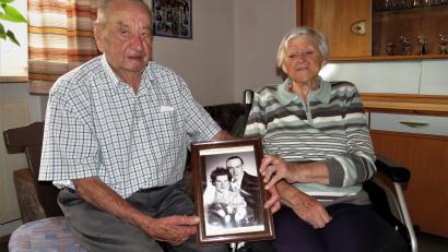 Bild: ubb
Ernst und Martha Hanisch zeigen ihr Hochzeitsfoto, das vor 70 Jahren bei der Trauung in Schwarzenbach gemacht wurde. Sie haben aus sieben Jahrzehnten Ehe viel zu erzählen.