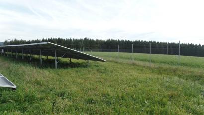 Bild: br
Für die Errichtung einer Freiflächen-Photovoltaikanlage soll der Südwerk Projektgesellschaft mbH in Burgkunstadt eine Teilfläche im Umfeld an der bereits bestehenden Anlage (auf unserem Bild links) angeboten werden.