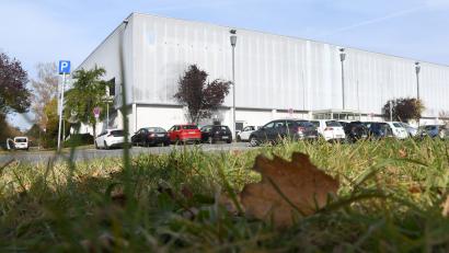 Bild: Gabi Schönberger
Bis 2023 soll sich hier in der Mehrzweckhalle in Weiden etwas tun. Der Sportbeirat plant eine Teilsanierung. Der erste Schritt, die Aufnahme in das Förderprogramm des Bundes, habe schon geklappt.