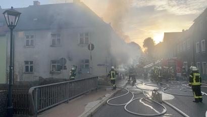 Bild: omu
Ein Wohnhaus mit alter Schmiede im Markzentrum stand in Brand. Auch die Feuerwehr Neustadt/WN war mit Drehleiter vor Ort.