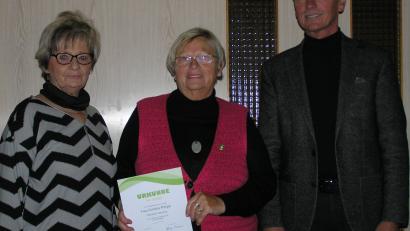 Bild: öt
Cordula Philipp (Mitte) wurde für 40 Jahre Treue zur Ortsgruppe Neusorg des Fichtelgebirgsvereins ausgezeichnet. Ortsvorsitzende Helga Schinner (links) und Bürgermeister Peter König (rechts) beglückwünschten sie.