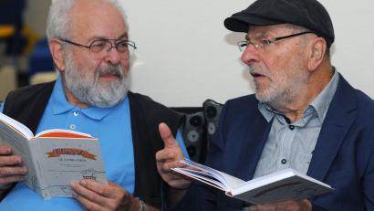 Bild: Stephan Huber
Buchvorstellung mit Lesungen von Fritz Brandl (rechts) und Alfred Wolfsteiner (links) in der Stadtbibliothek.