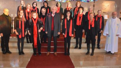 Bild: jr
Als Höhepunkt einer liturgischen Andacht in Fockenfeld trug das Ensemble Kreuzer um Brigitte Kreuzer (vorne, Dritte von links) das Lied „Der Segen Gottes" vor, das dem ehemaligen Landrat Wolfgang Lippert (vorne, Mitte) gewidmet wurde.