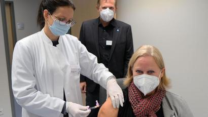 Bild: Klinikum/Uschold/exb
Das Klinikum Amberg geht bei der Grippeschutzimpfung mit gutem Beispiel voran: Betriebsärztin Barbara Cafuta (links) impft Pflegedirektorin Kerstin Wittmann und Dr. Harald Hollnberger, den Ärztlichen Direktor.
