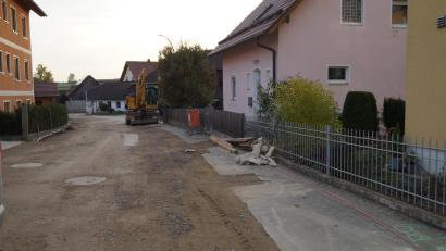 Bild: wel
Dem Wunsch der meisten Anlieger der Dietersdorfer Straße in Niedermurach wurde entsprochen: Anstelle des geplanten Pflasterbelags wird der Gehweg nun geteert.