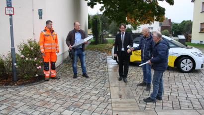 Bild: bjp
Leuchtstoffröhre ade, willkommen LED: Beim Ortstermin in Schwarzenbach verglichen (von links) Bernd Przetak (Bauhof), Bürgermeister Thorsten Hallmann, Markus Windisch und Gerhard Schmerber vom Bayernwerk sowie Reinhold Sternkopf vom Bauamt der Verwaltungsgemeinschaft Pressath alte und neue Leuchtkörper.