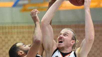 Bild: A. Schwarzmeier
Jonas Meißner (rechts) war mit 18 Punkten bester Scorer der DJK Neustadt.