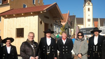 Bild: Hirsch
Mitglieder der Zimmerer-Innung Schwandorf übergaben Yvonne Erich (Zweite von rechts) das Kindergarten-Spielhaus (Hintergrund). Oberbürgermeister Andreas Feller (Zweiter von links) hatte das Los für den Josefine- und Louise-Haas-Kindergarten in Burglengenfeld gezogen.