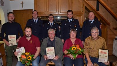 Bild: Ludwig Wittmann/exb 
Bei der Feuerwehr Hohentreswitz gab es , Ehrungen und Verabschiedungen. Das Bild zeigt: (vordere Reihe) Tobias Zenger, Markus Schwandtner, Wolfgang Baumer, Brigitte Schönberger, Johann Schönberger und (hintere Reihe) Benedikt Maier, Christian Prey, Tobias Schönberger und Karl Zenger