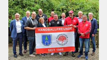 Bild: vöt
Als Zeichen der Verbundenheit überreichten die Oberviechtacher den Flockis ein Freundschaftsbanner.