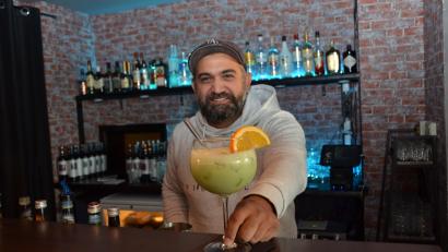 Bild: dob
Bekim hat sich mit seinem Lokal "2B" einen Wunschtraum erfüllt. Bei ihm gibt es aber nicht nur Cocktails. Er will Jung und Alt in seiner Lounge vereinen.