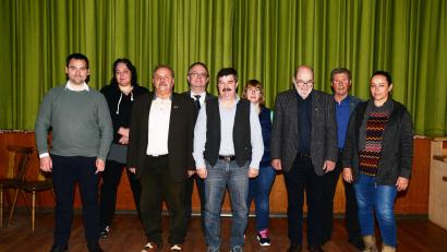 Bild: bey
Johann Scharnagl (Dritter von links) ist die nächsten vier Jahre wieder Vorsitzender des VdK-Ortsverbands Oberwildenau. Schriftführer bleibt Helmut Grünbauer (Fünfter von links). Die Kasse führt künftig Beatrice Kreiger (Zweite von links). Beisitzer sind Werner Böhm und Roswitha Grünbauer (Vierter und Sechste von links) sowie und Johann Geiler (Dritter von rechts). Zur Wahl gratulierten Bürgermeister Sebastian Hartl sowie die VdK-Kreisvorsitzenden Carola Brust und Josef Rewitzer (von rechts).