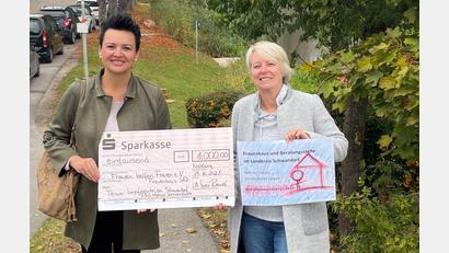 Bild: Ines Renner/exb 
Spendenübergabe an das Frauenhaus Schwandorf. Familienbeauftragte Ines Renner und Kerstin Weinrich, Mitarbeiterin von "Frauen helfen Frauen" (von links).