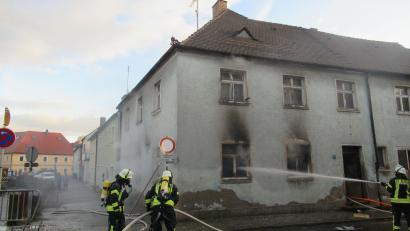 Bild: Polizei Neustadt/exb
Unbewachte Glut in einem Kamin hat wahrscheinlich diesen Wohnhausbrand in Floß ausgelöst./phs