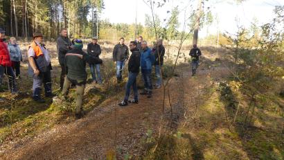 Bild: rn
Auf dieser gut zwei Hektar großen Kahlschlagfläche kündigt Martin Gottsche das Pflanzen von Schwarzerlen und Moorbirken an.