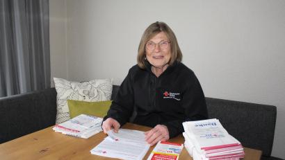 Bild: fks
Jedem Altkleidersack liegt ein Flyer mit Informationen zur Altkleidersammlung bei. Außerdem fügt Luise Lehner noch einen Brief mit einem Spendenaufruf bei.
