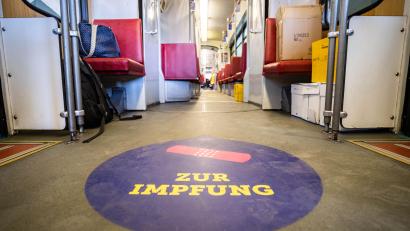 Symbolbild: Frank Rumpenhorst
Den Weg zur Impfung finden in Bayern weniger als anderswo. Auch das könnte ein Grund für die höheren Coronazahlen sein.