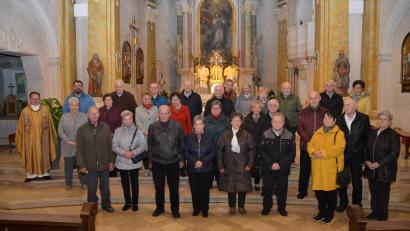 Bild: dob
Erna und Hans Dobmeier (vorne Dritter und Vierte von links) feierten heuer ihr 65. Ehejubiläum und damit Eiserne Hochzeit. Sie stehen für eine gelingende Ehe und können Jüngeren Ansporn geben.