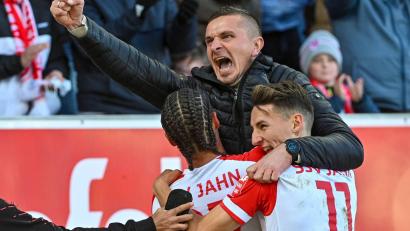 Bild: Armin Weigel/dpa
So kennt man ihn eigentlich nicht: Jahn-Trainer Mersad Selimbegovic (Mitte) bejubelt ausgelassen mit seinen Spielern den entscheidenden Treffer zum 3:1-Erfolg über Hannover 96.