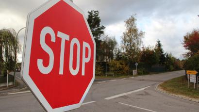 Bild: upl
Hier kreuzt der innerörtliche Verkehr mit der Verbindung Amberg-Nabburg. Der Gemeinderat Schmidgaden möchte an der Staatsstraße 2040 Querungshilfen einrichten.