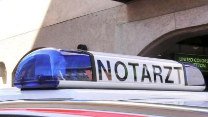 Symbolbild: Wilck
Der Notarzt versorgte einen 38-Jährigen, der bei einem Unfall auf der A 93 schwer verletzt wurde.